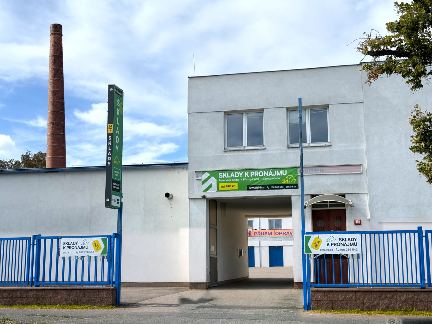 Vjezd do areálu esklad Uhříněves z ulice Přátelství